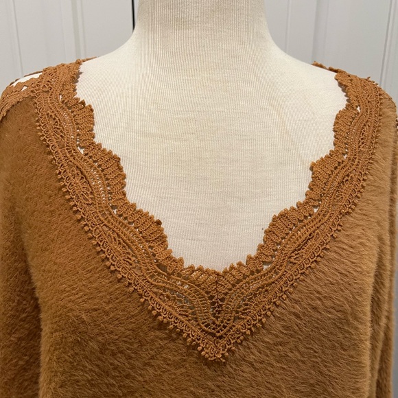 #1607. Unbranded Rust-Colored V-Neck Tunic Sweater w/Crochet Lace Detail. Sze XL - Picture 2 of 8